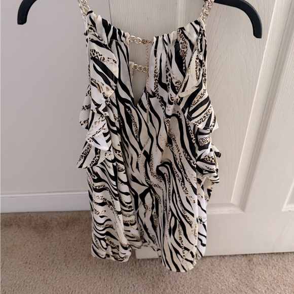 Very cute top worn a couple times - Picture 1 of 3